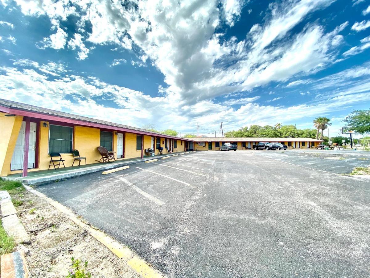أرانسس باس Tropic Motel المظهر الخارجي الصورة