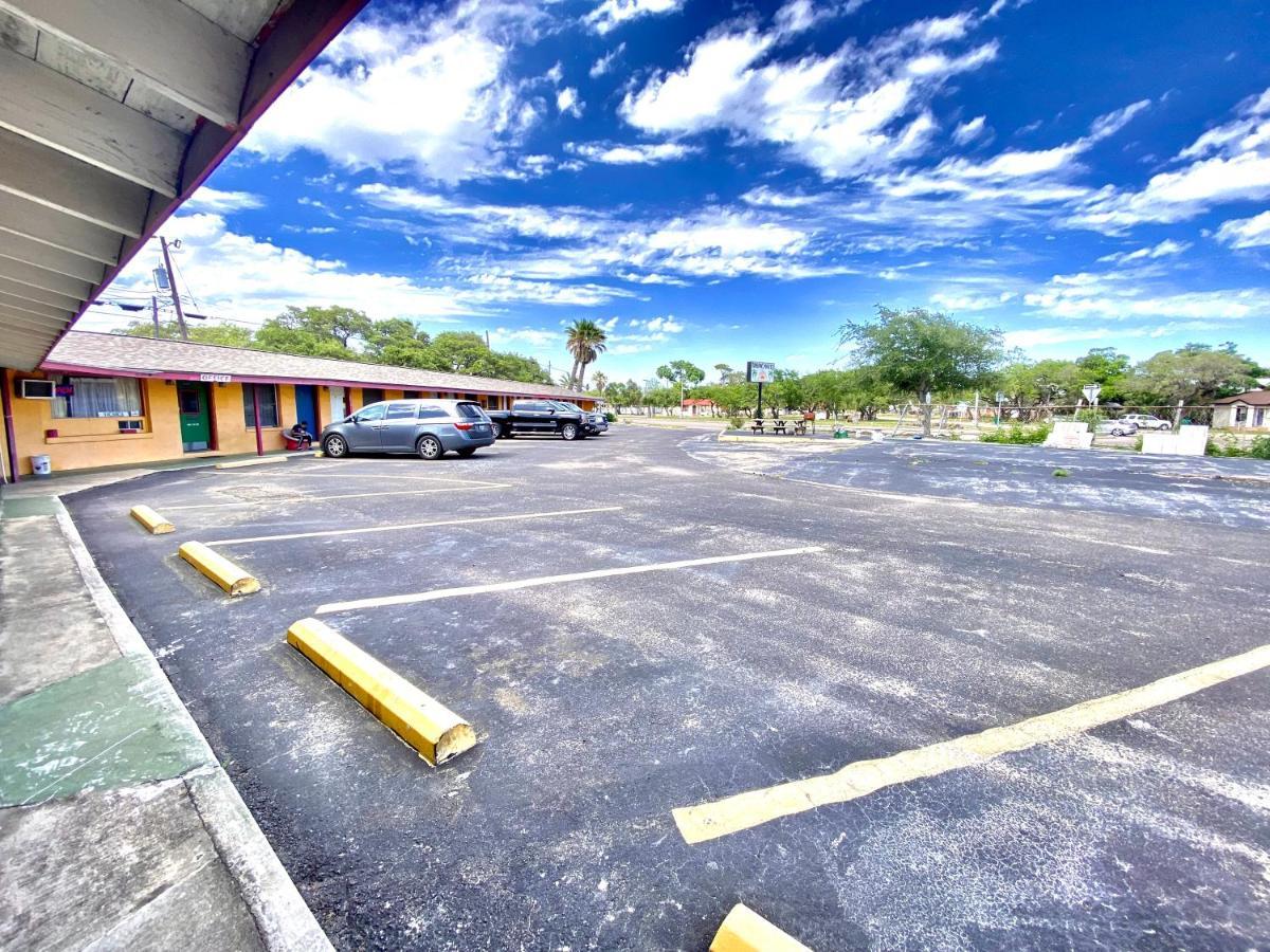 أرانسس باس Tropic Motel المظهر الخارجي الصورة