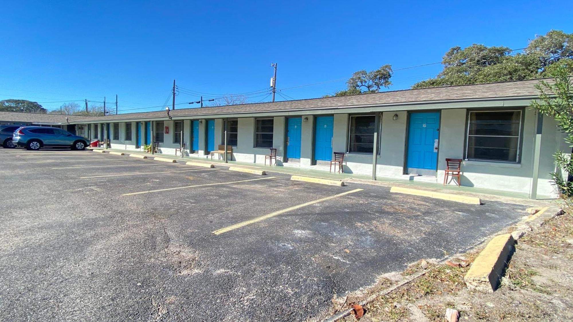 أرانسس باس Tropic Motel المظهر الخارجي الصورة