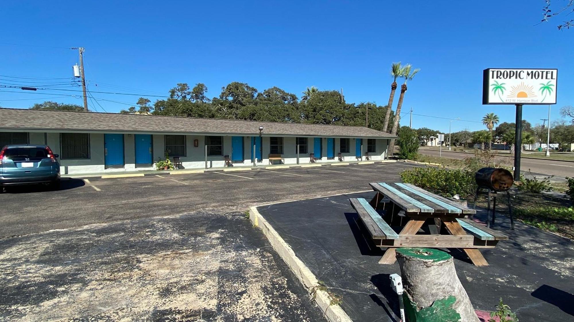 أرانسس باس Tropic Motel المظهر الخارجي الصورة
