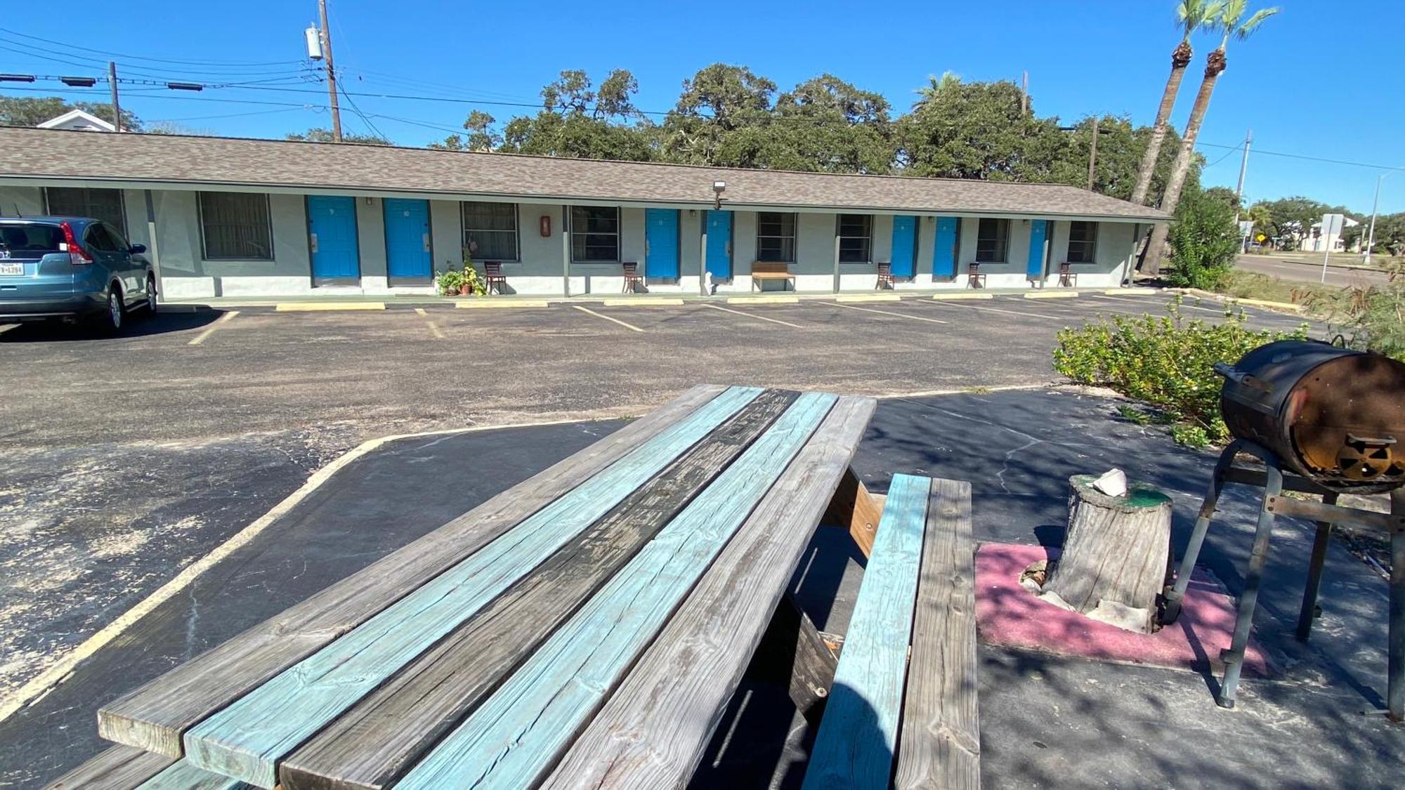 أرانسس باس Tropic Motel المظهر الخارجي الصورة