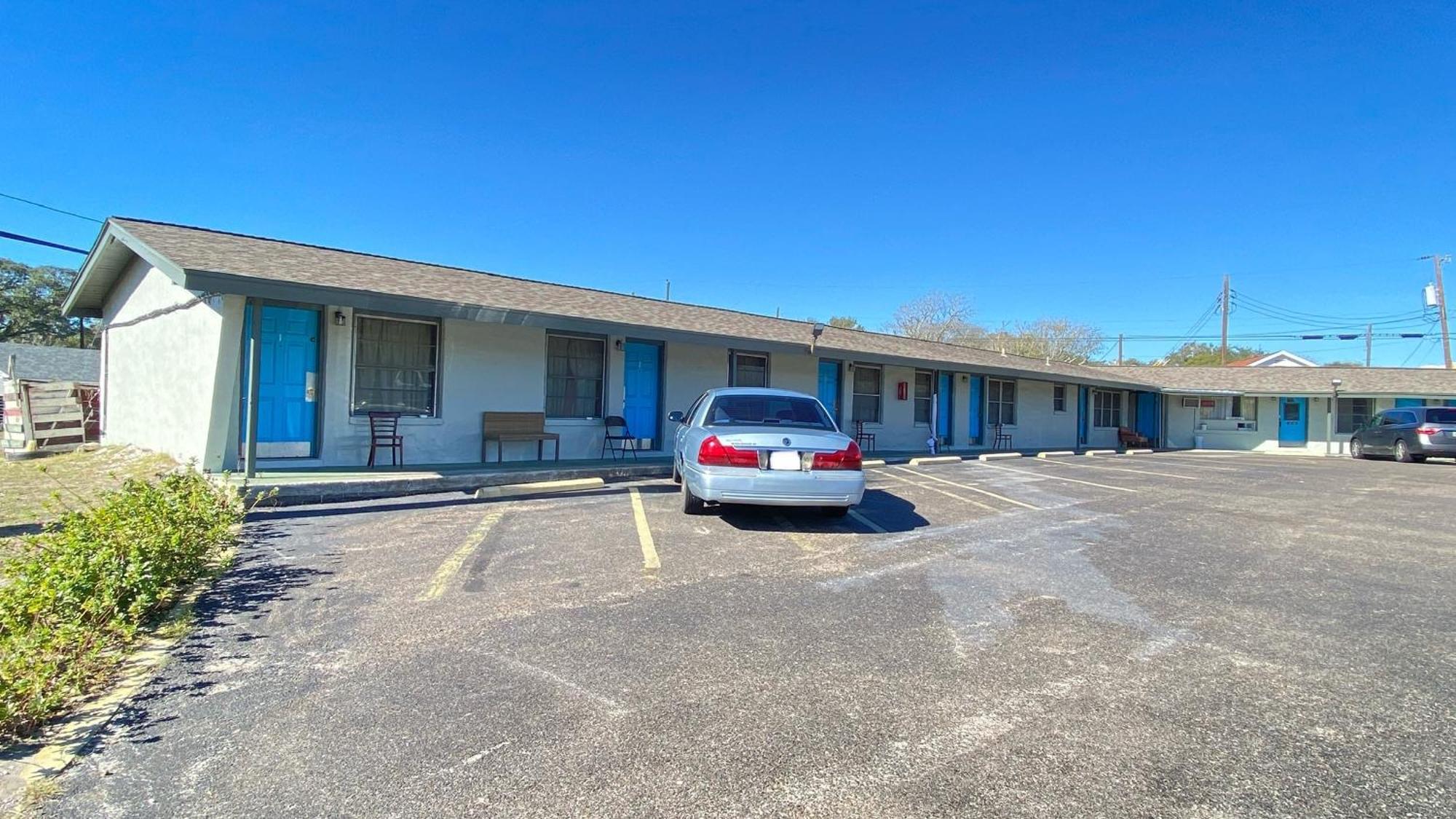 أرانسس باس Tropic Motel المظهر الخارجي الصورة